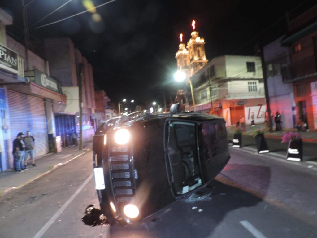 EBRIO SUJETO SE VUELCA TRAS UN CHOQE EN LA ZONA CENTRO