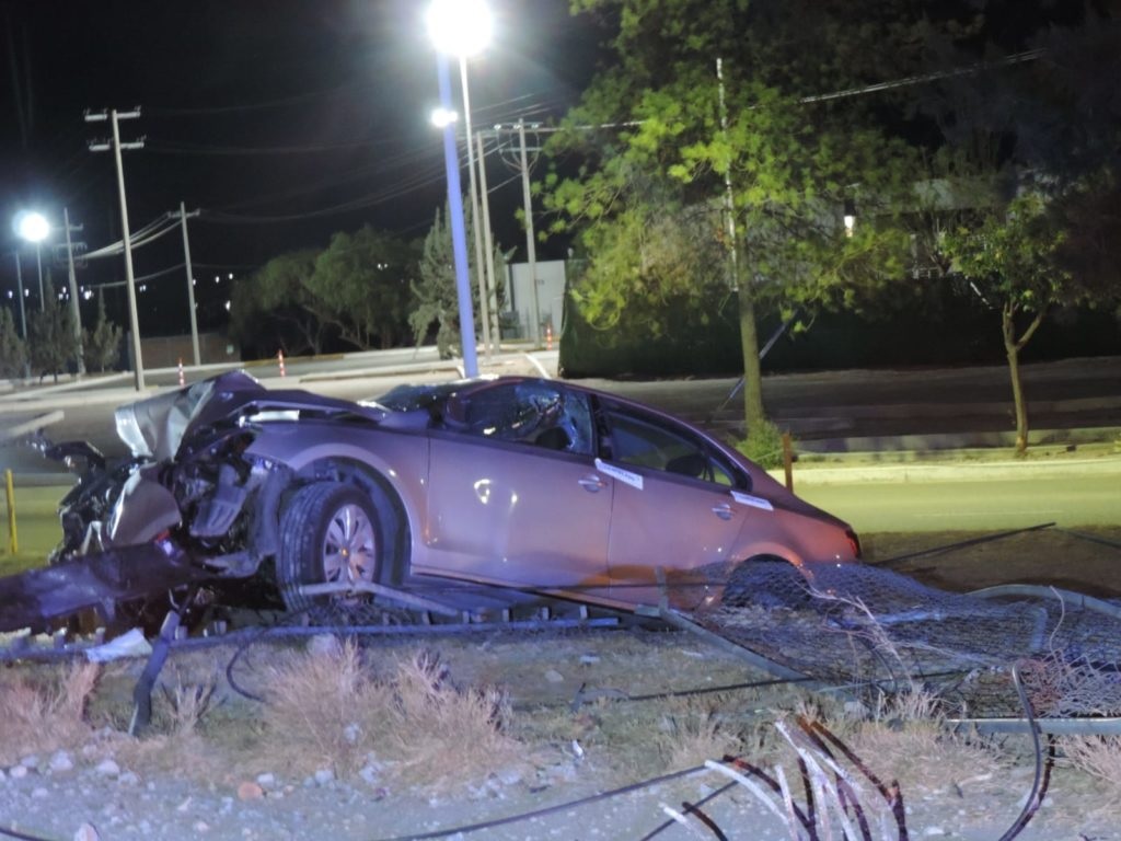 UNA MUJER SE ESTRELLA EN LA CURVA DE LA UAA