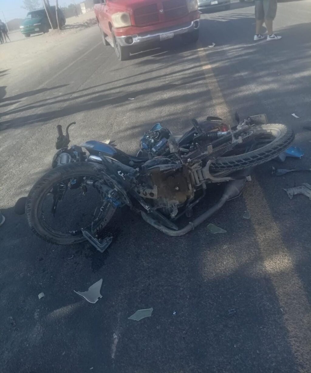 IBA EN CONTRA Y EMBISTE A UN MOTOCILISTA