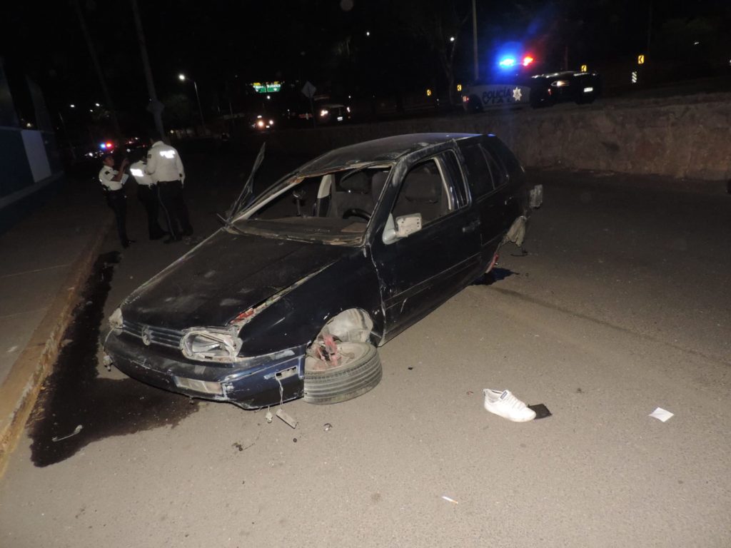 SE VUELCA Y SALE DISPARADO DE SU VEHICULO, POR LO QUE RESULTA GRAVE