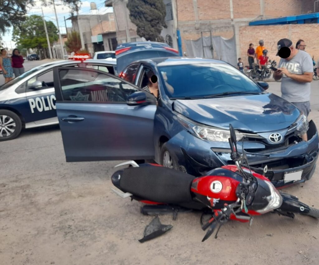 MOTOCICLISTA ES EMBESTIDO POR UN AUTO