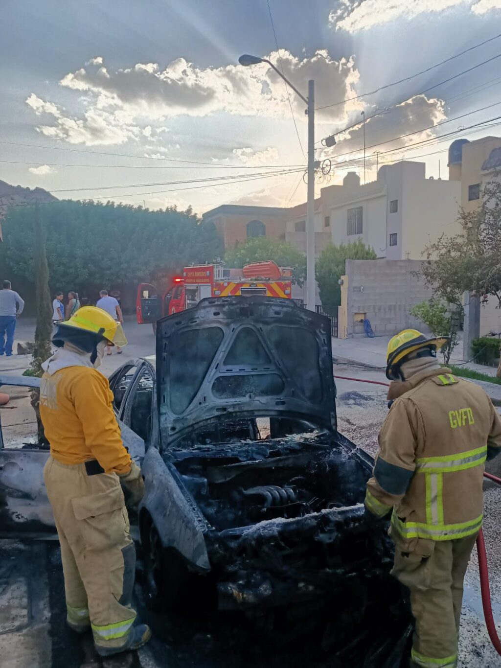 SE QUEMA COCHE Y UN HOMBRE RESULTA LESIONADO