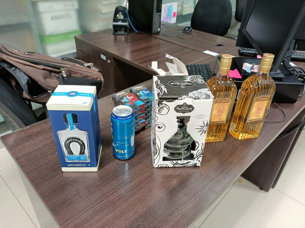 CUATRO LADRONES FUEORN DETENIDOS TRAS ROBAR CIGARROS Y ALCOHOL