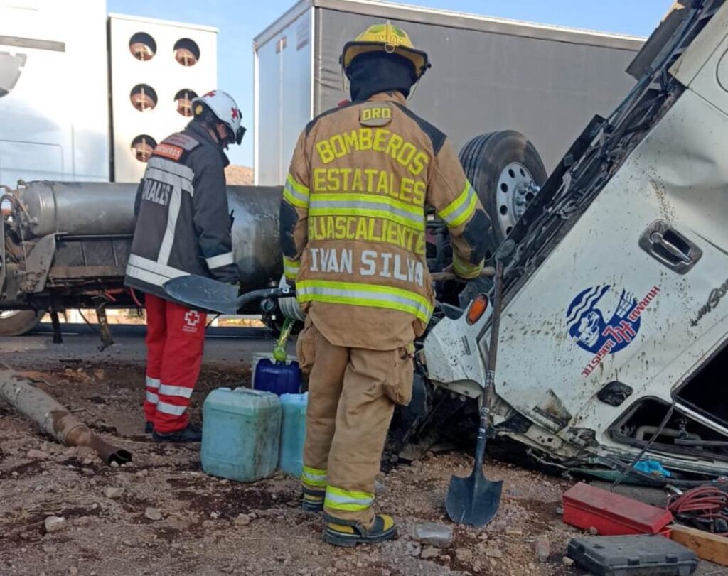 TRAS VOLCADURA DE UN TRAILER 3 PERSONAS RESULTAN LESIONADAS