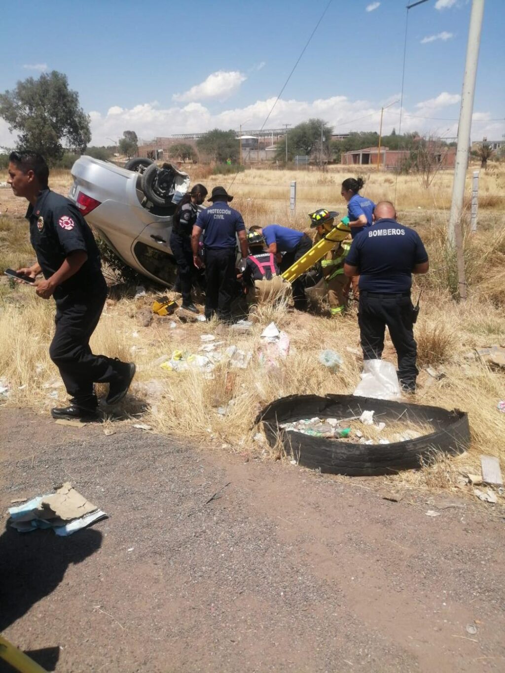 SE VUELCA UNA MUER CUENDO VIAJABA EN SU VEHICULO, TUVO QUE SER HOSPITALIZADA