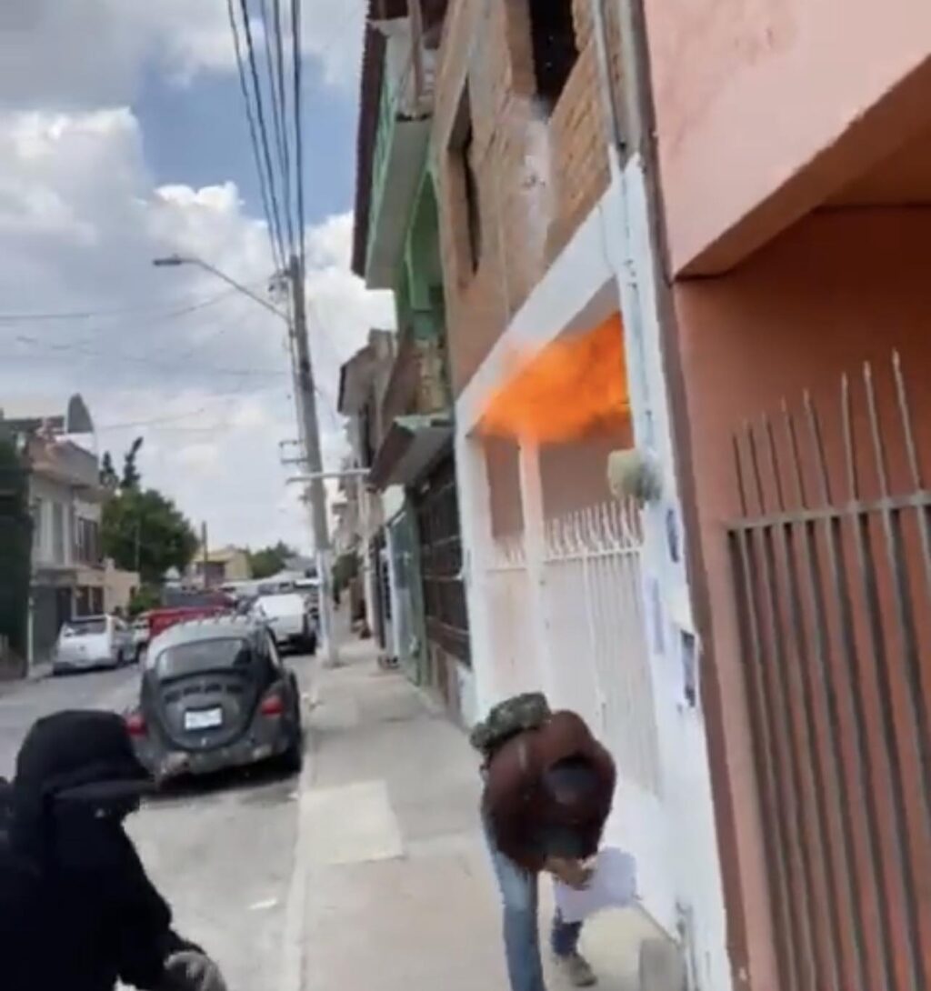 ENCAPUCHADOS AROJAN BOMBAS MOLOTOV A CASA DE NIÑA QUE SE PRESUME MATO VARIOS ANIMALES DE FORMA SADICA