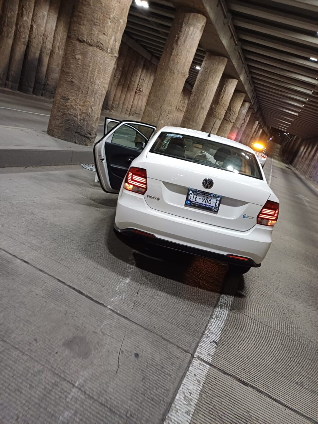 EBRIA SUFRE ACCIDENTE EN UN PASO A DESNIVEL, FUE DETENIDA POR LA POLICIA VIAL