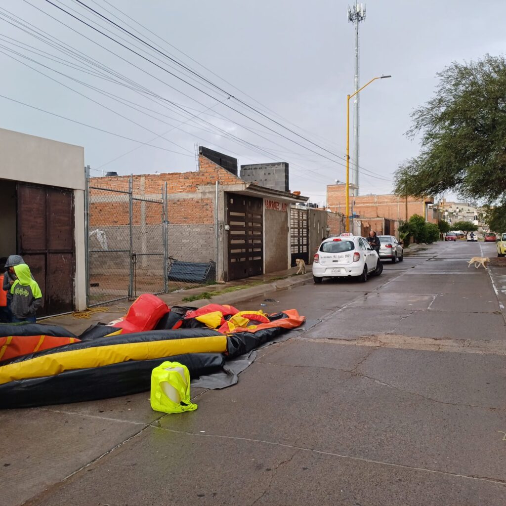 UNA MENOR DE 3 AÑOS SALIO CORRIENDO DE UN BRINCOLIN EN LA CALLE Y FUE ATROPELLADA