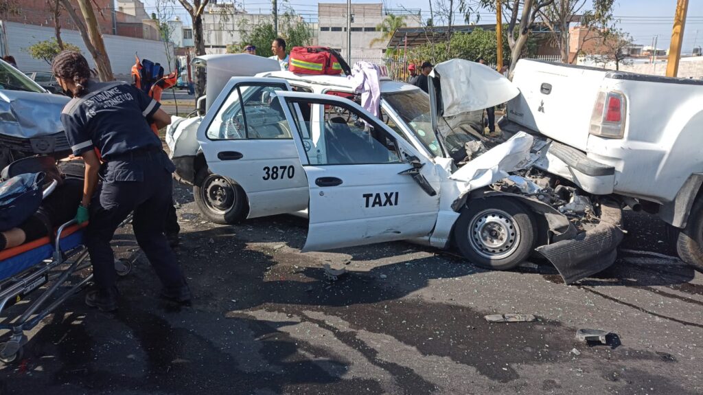 CARAMBOLA DE 5 VEHICULOS DEJA VARIOS LESIONADOS