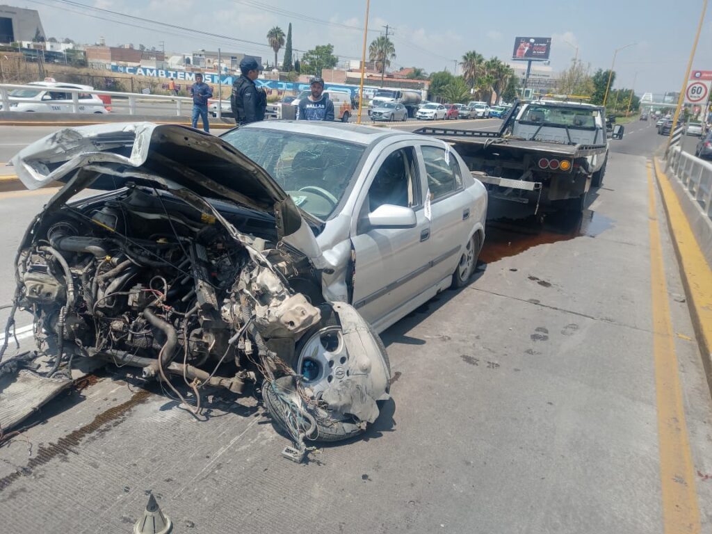 CARAMBOLA DEJA DAÑOS POR 200 MIL PESOS Y UNA PERSONA PRENSADA