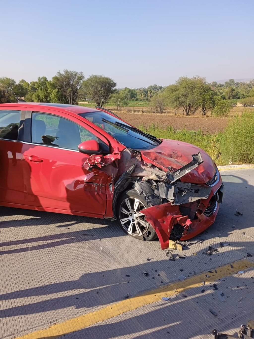 HOMBRE DE LA TERCERA EDAD QIE IBA EN CONTRA SE IMPACTA DE FRENTE CONTRA UN VEHICULO