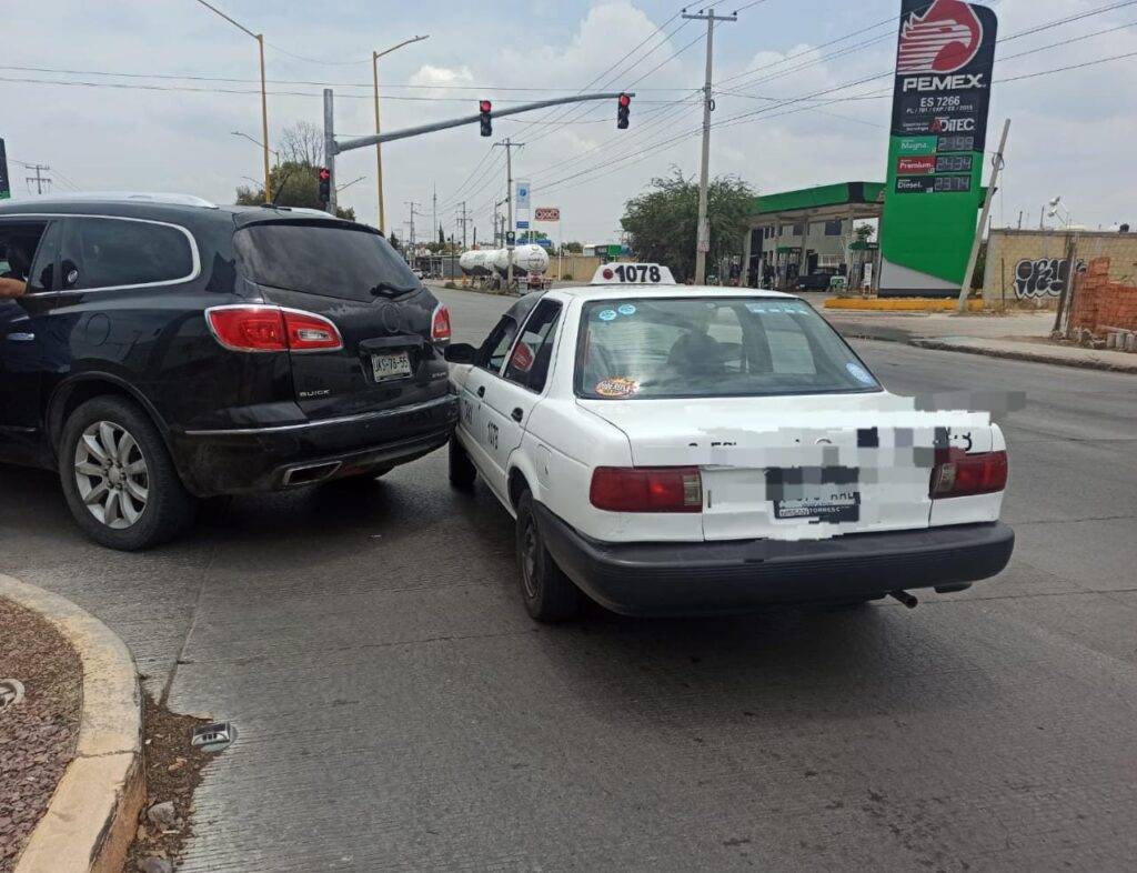 TAXISTA CHOCA CONTRA UNA CAMIONETA Y GENERA DAÑOS DE 20 MIL PESOS