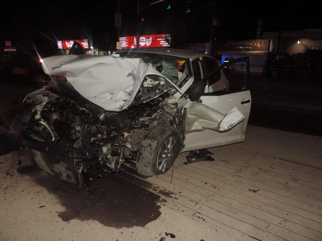 EBRIA MUJER CHOCA CONTRA UN CAMION DE BASURA Y LO VUELCA