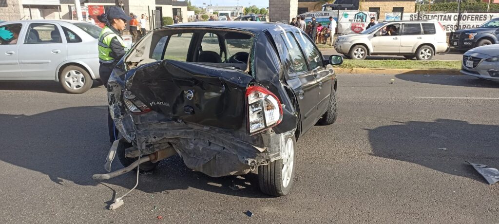APARATOSO CHOQUE ENTRE DOS VEHICULOS DEJA DAÑOS CUANTIOSOS