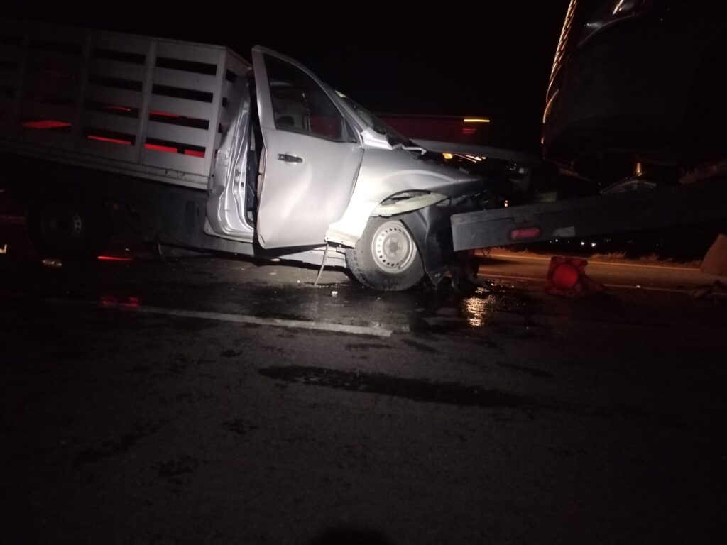 CONDUCTOR DE UNA CAMIONEA RESULTA CON MULTIPLES FRACTURAS LUEGO DE EMBARRARSE CONTRA UNA PESADA UNIDAD