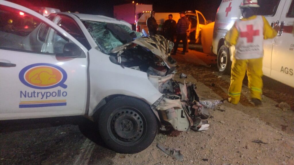 SE IMPACTA CONTRA UN CAMION DE VOLTEO Y MUERE APLASTADO