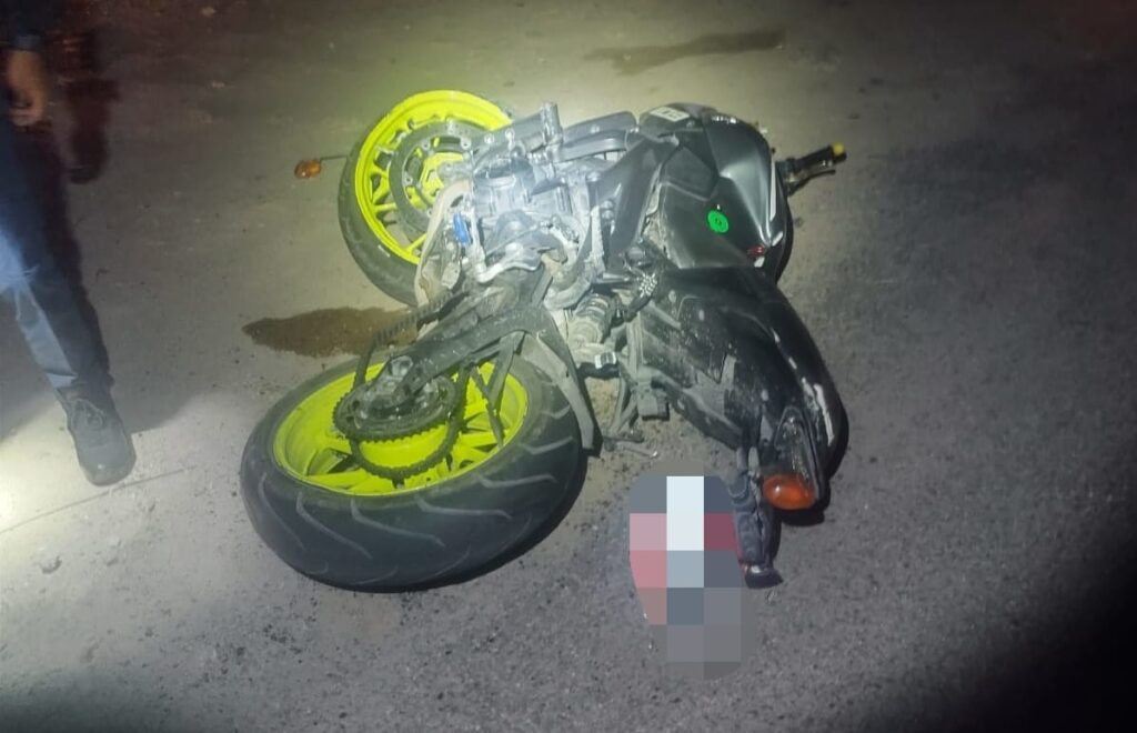 MOTOCICLISTAS ES IMPACTADO POR UNA CAMIONETA Y MURE AL INSTANTE