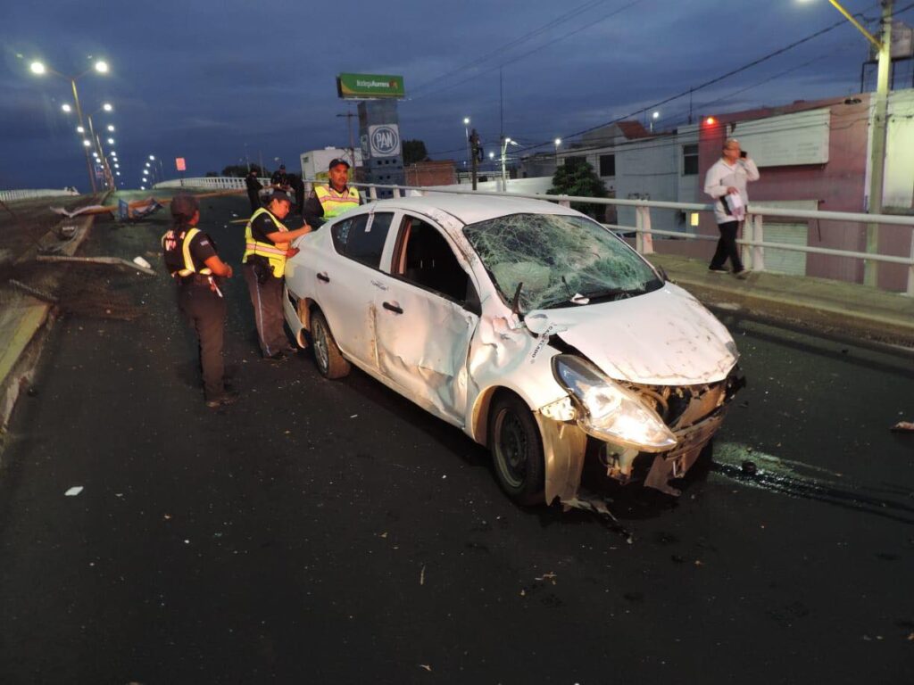 SE LLEVA UN POSTE Y DESTROZA SU AUTO TRAS PERDER EL CONTROL DE SU AUTO