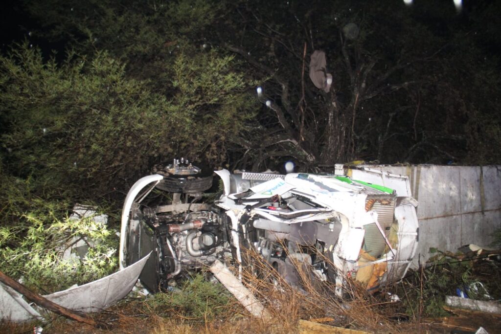 TRAILER DA VARIAS VOLTERETAS Y SU CHOFER QUEDA PRENSADO Y HERIDO