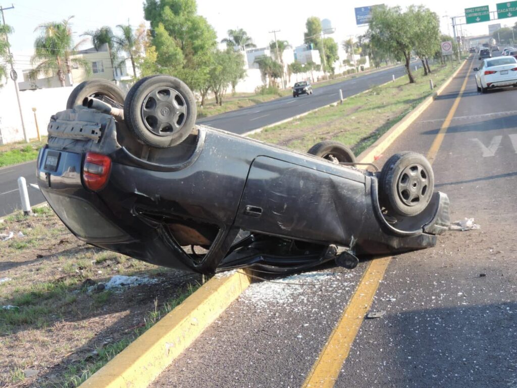 OCURRE MILAGRO EN LA 45 NORTE, LO IMPACTA UN TRAILER Y LO VUELCA