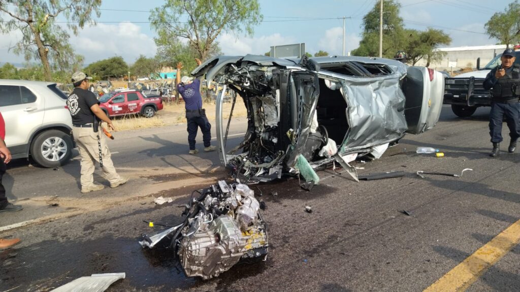 TRAS UNA APARATOSA VOLCADURA VUELVE A NACER UN HOMBRE EN LA CARRETERA 45 NORTE