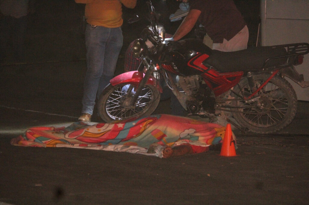 CAMION DE LINEA IMPACTA TY MATA A MOTOCICLISTA, SU ACOMPAÑANTE RESULTA GRAVE