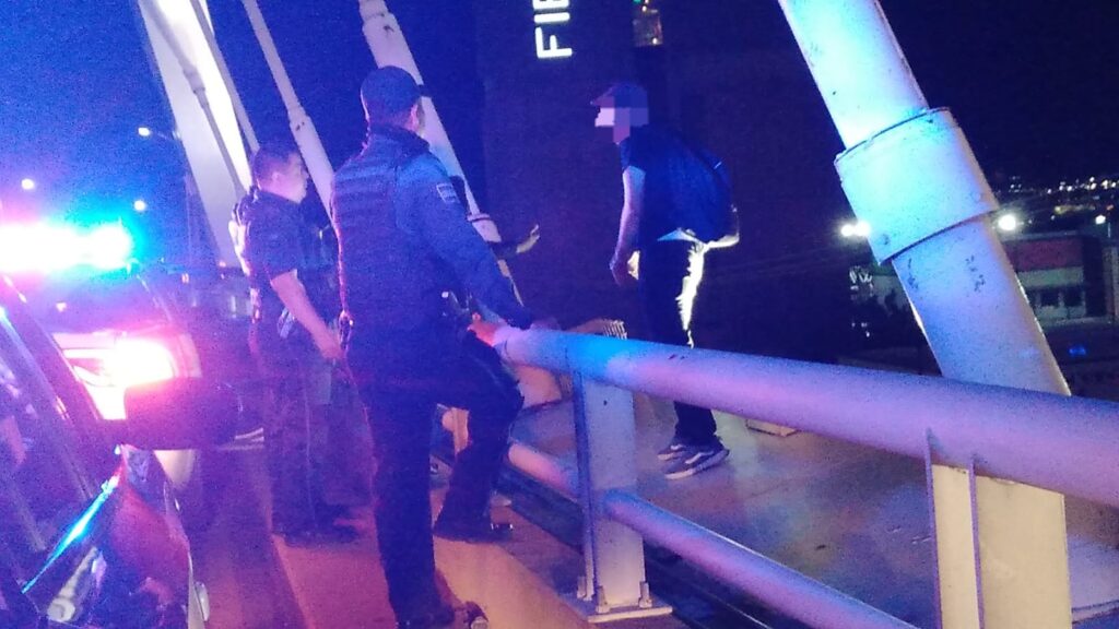 SE INTENTO ARROJAR DE UN PUENTE Y FUE SALVADO POR LA POLICIA MUNICIPAL