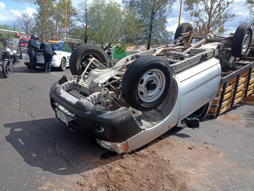 SE VUELCA TROCA EN SEGUNDO ANILLO, LOS TRUPULANTE REULTAN ILESOS