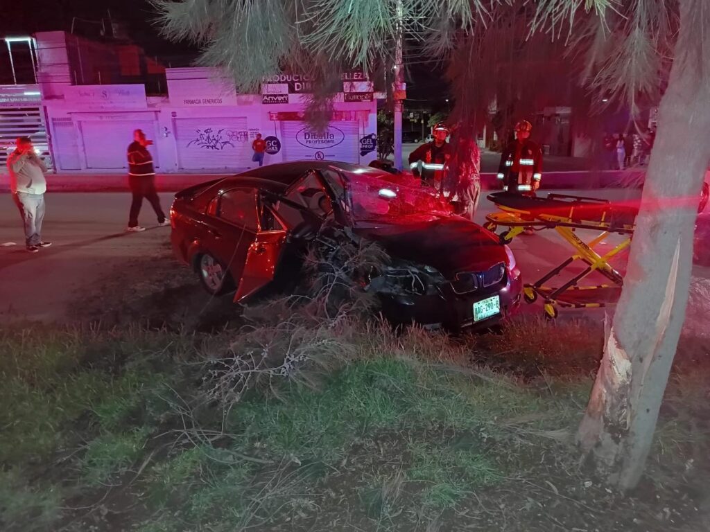 Sujeto en estado de ebriedad resulta prensado tras estrellarse con un árbol