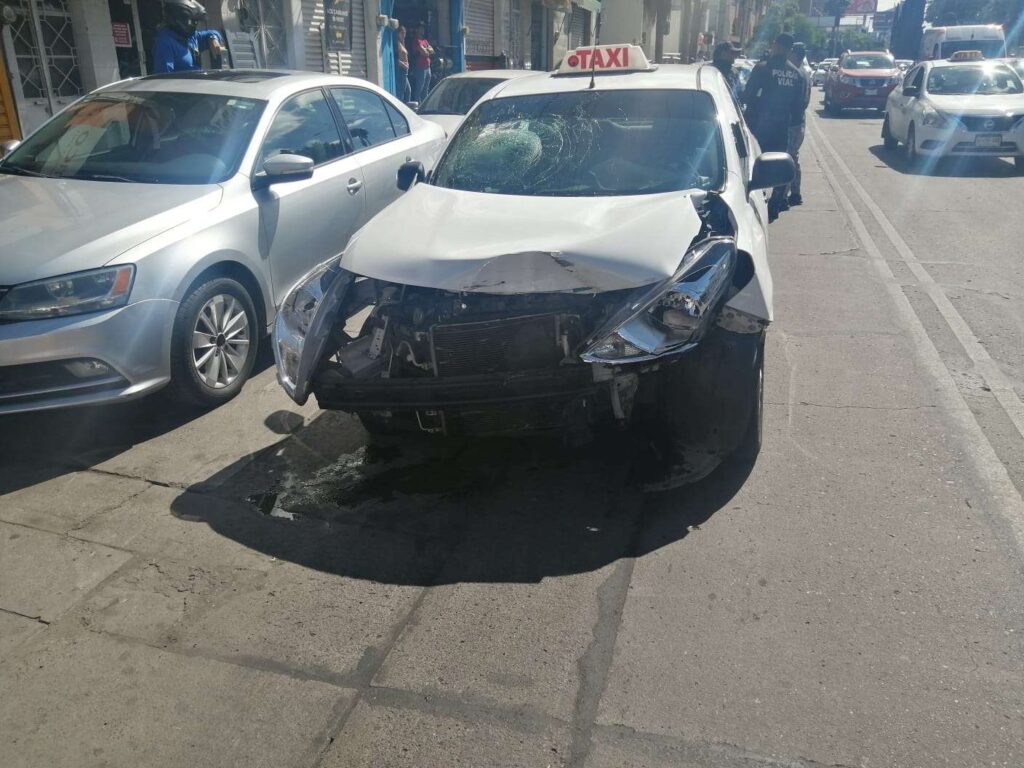 Conductor no respeta el alto del semáforo y ocasiona volcadura en López Mateos