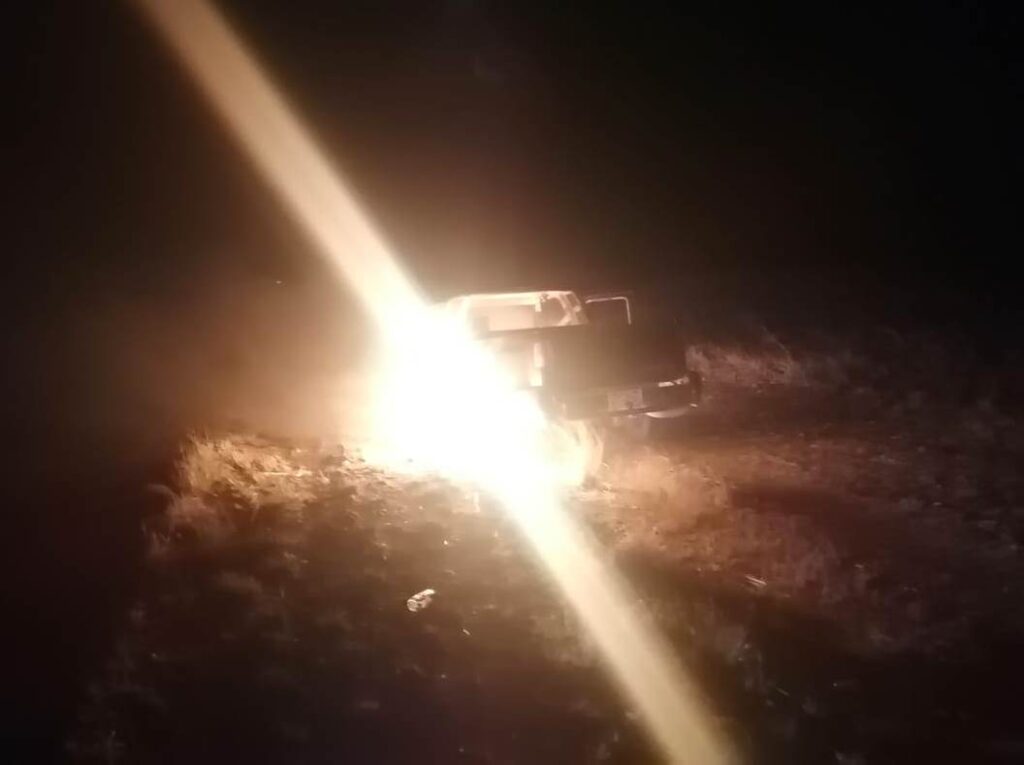 Camioneta se incendia por corto circuito en la carretera estatal 43