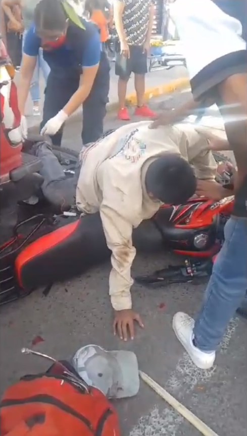 Grave empleado municipal que en su motocicleta se estrelló contra una camioneta en la España (video)