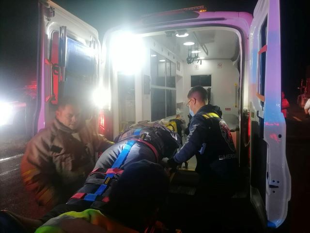 Choque frontal entre una camioneta y un tráiler en Rincón de Romos dejó un joven lesionado