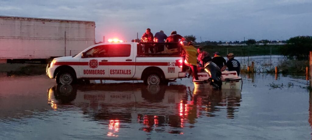 Trabajadores de empresa textil son rescatados por bomberos tras inundación