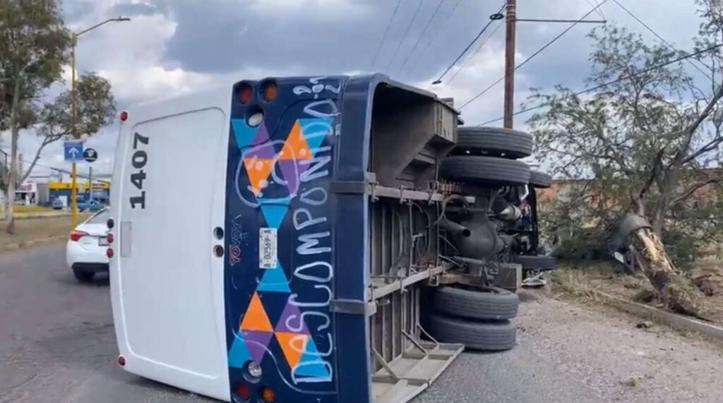 Camión YOVOY sufre aparatosa volcadura en Av. Siglo XXI