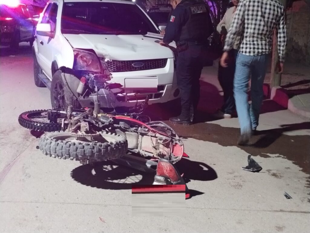 Camioneta que circulaba en sentido contrario impactó a un motociclista en Tepezalá