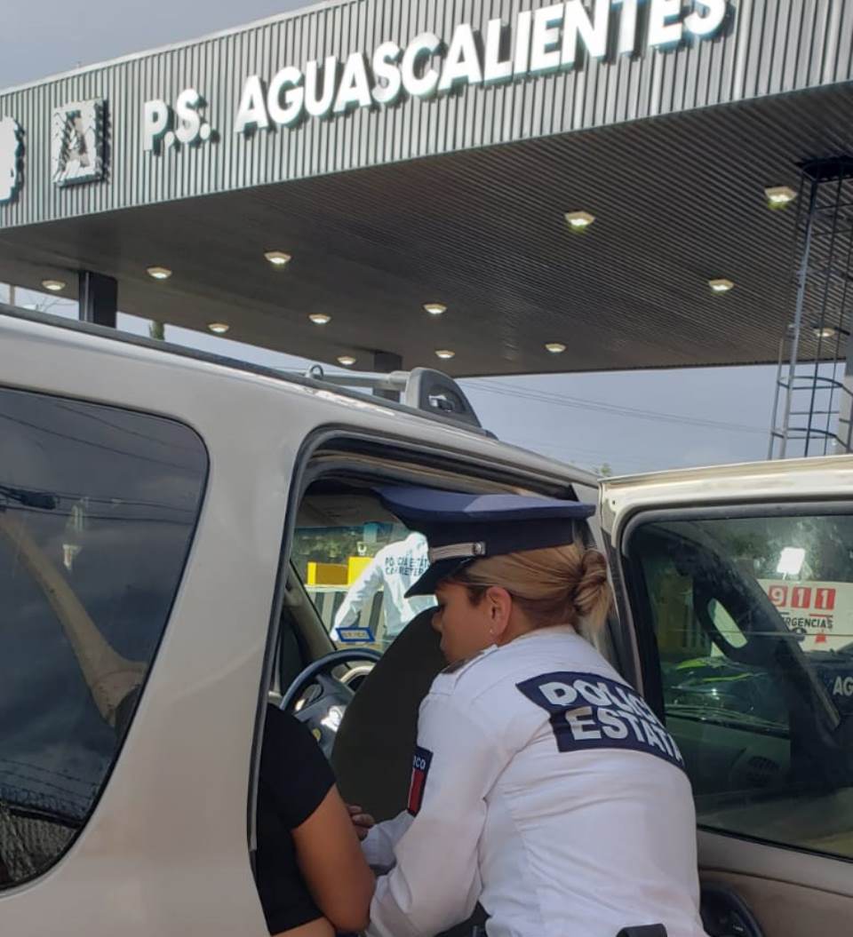 Mujer fue auxiliada por elementos de la Policía Estatal en la Puerta de Seguridad de Asientos