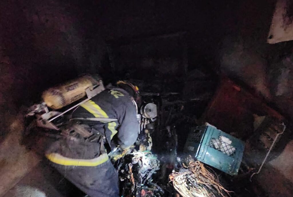 Casa quedó envuelta en llamas en  la Unidad Habitacional Benito Juárez.