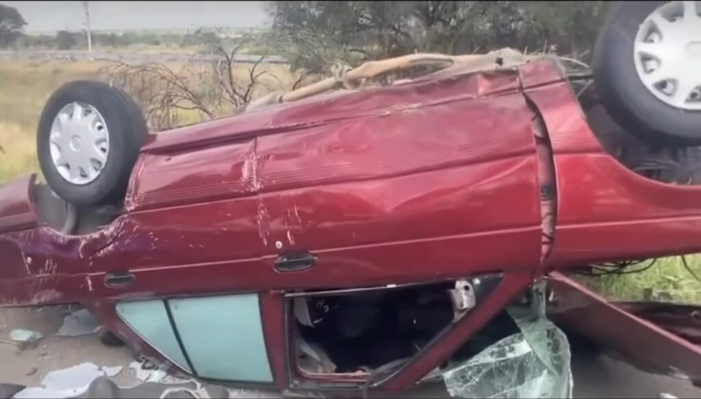 Aparatoso accidente deja a una pareja atrapada entre los fierros