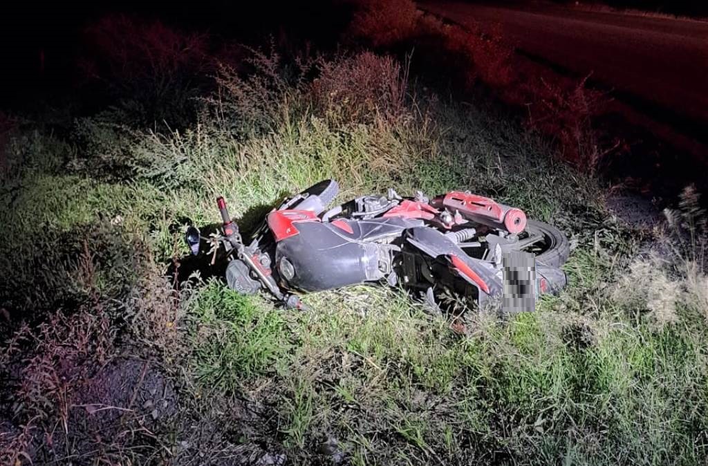 Grave motociclista que sufrió una caída en la carretera estatal 77 a Los Arellano