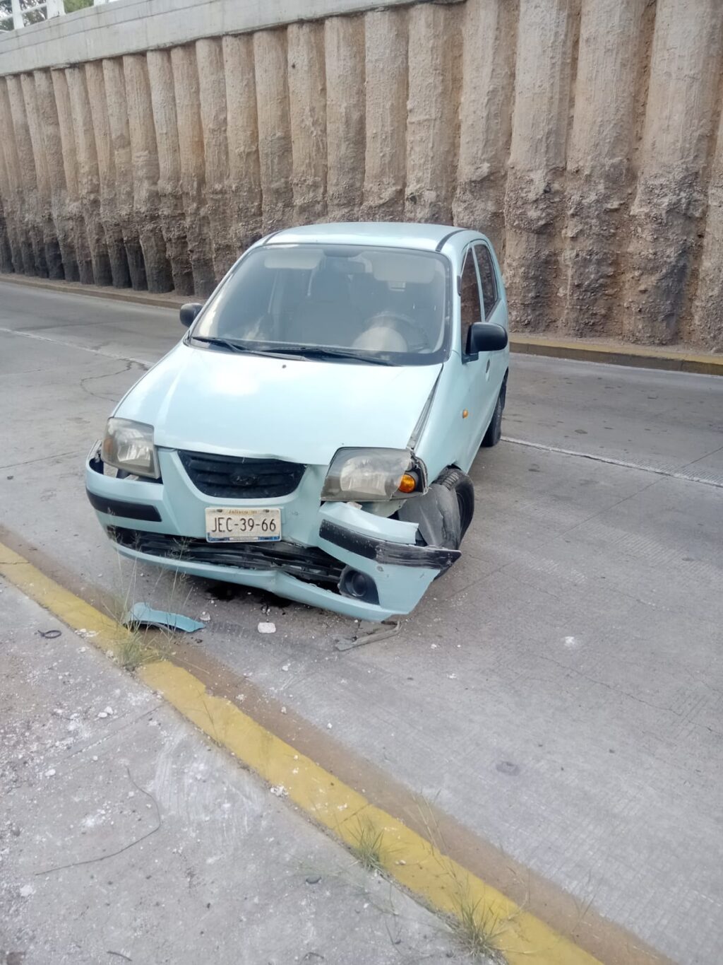 Mujer automovilista se estrelló contra unos macetones de concreto en la Primo Verdad