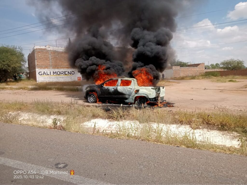 Camioneta último modelo se incendió en Pabellón de Arteaga