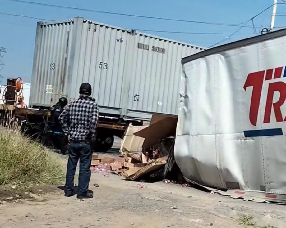 Imprudente trailero no le ganó el paso al tren y se salvó de morir en San Francisco de los Romo