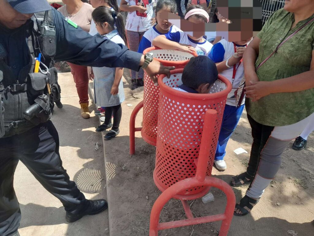 Elementos de Protección Civil Municipal rescatan a un niño que se quedó atorado en un cesto de basura
