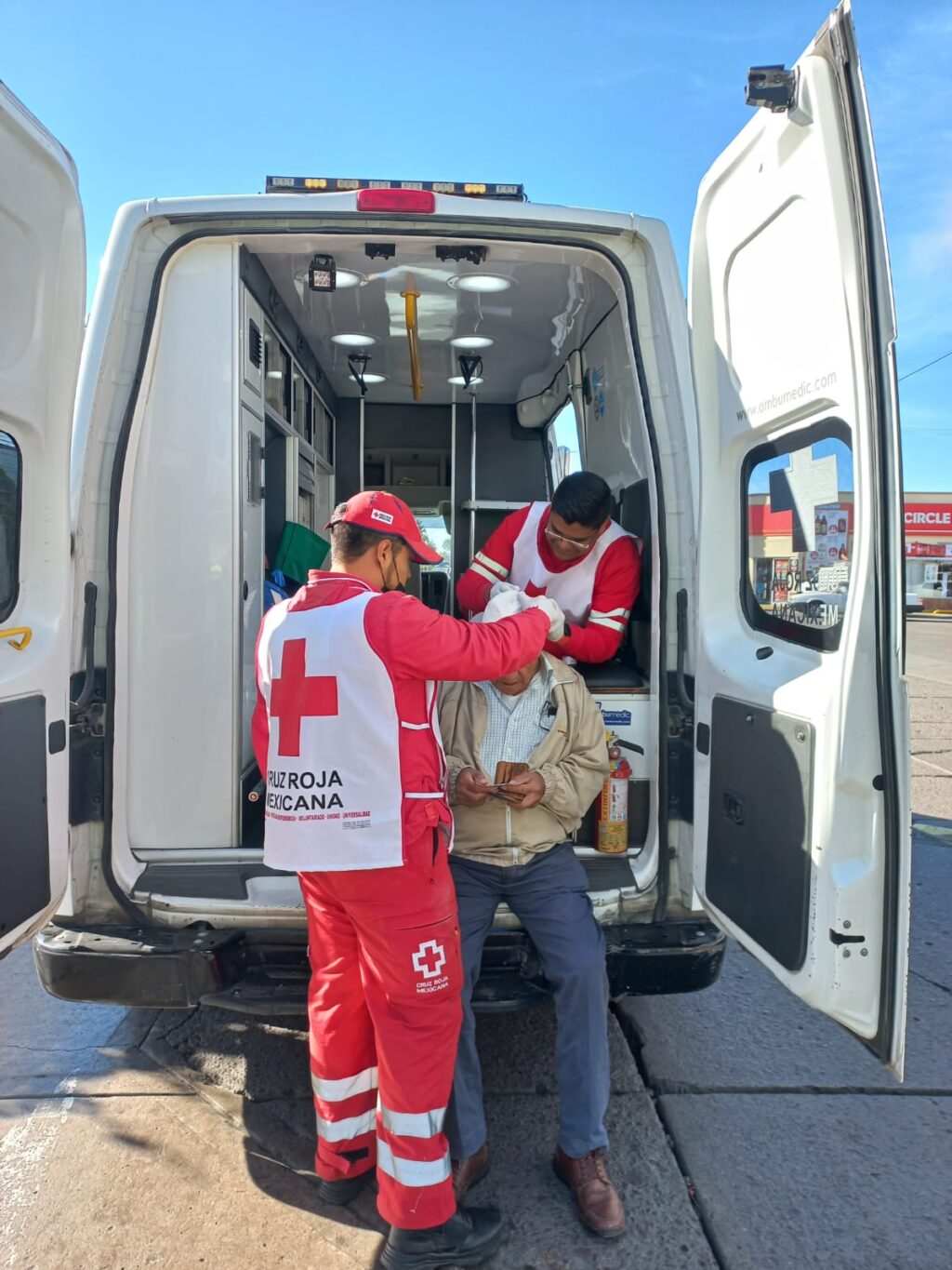 Septuagenario fue embestido por una camioneta en Av. Aguascalientes