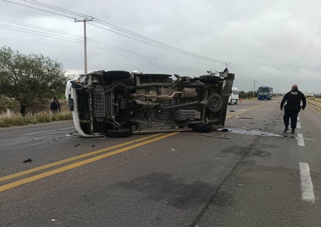 Vagoneta invadió el carril contrario y se impactó contra una camioneta de línea en Asientos