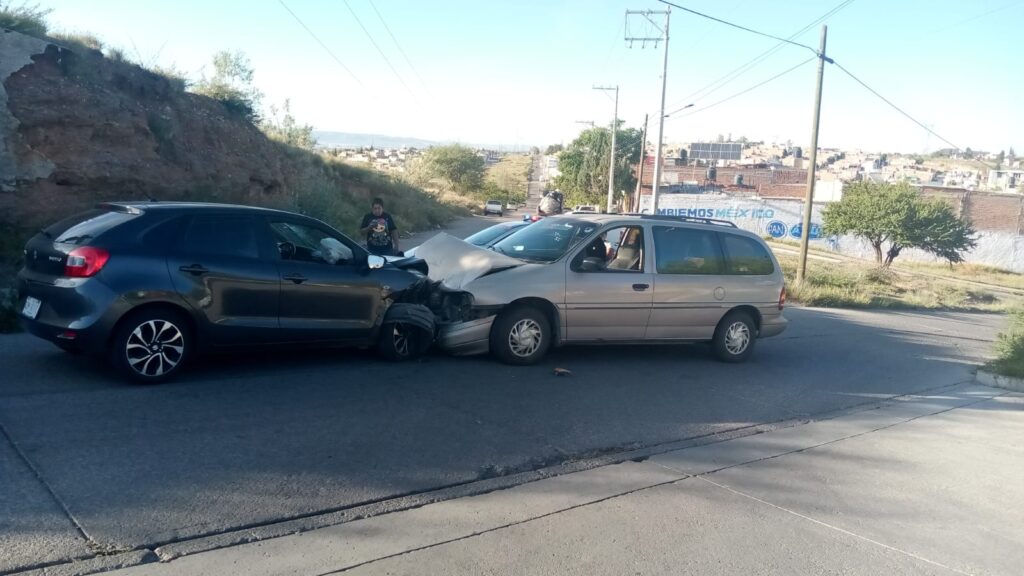 Conductor en estado de ebriedad ocasiona accidente en el cruce con la avenida Margarita Maza de Juárez