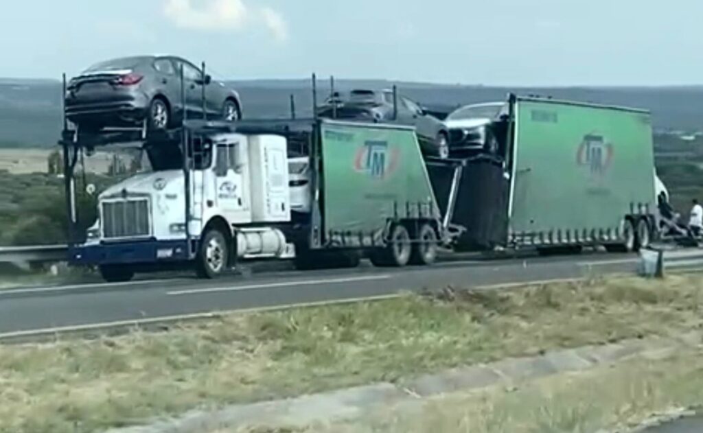 Comando armado asaltó dos “madrinas” en la autopista Aguascalientes-León