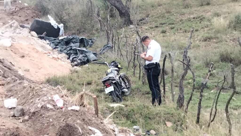 Hallaron muerto a un motociclista en una terracería en el oriente de la ciudad