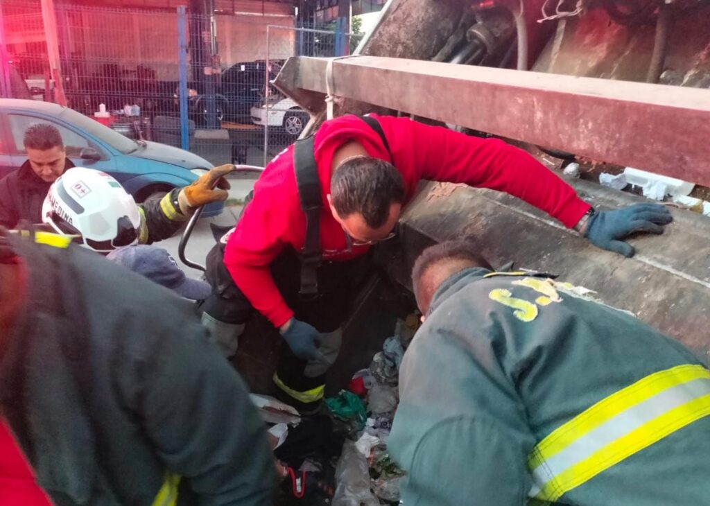 Un empleado de los camiones recolectores de basura quedó prensado al interior de una de las unidades